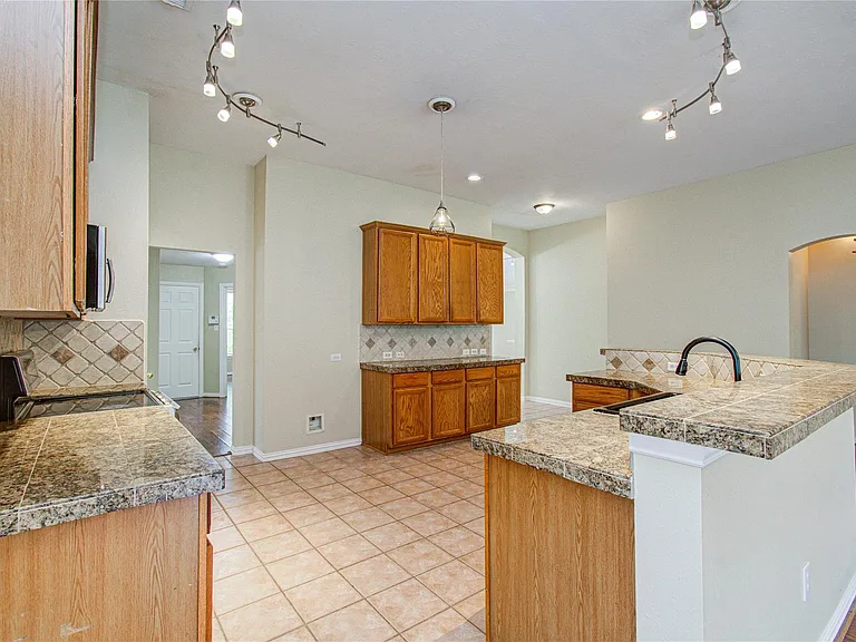 18223 Heathridge Ln — Photo 19