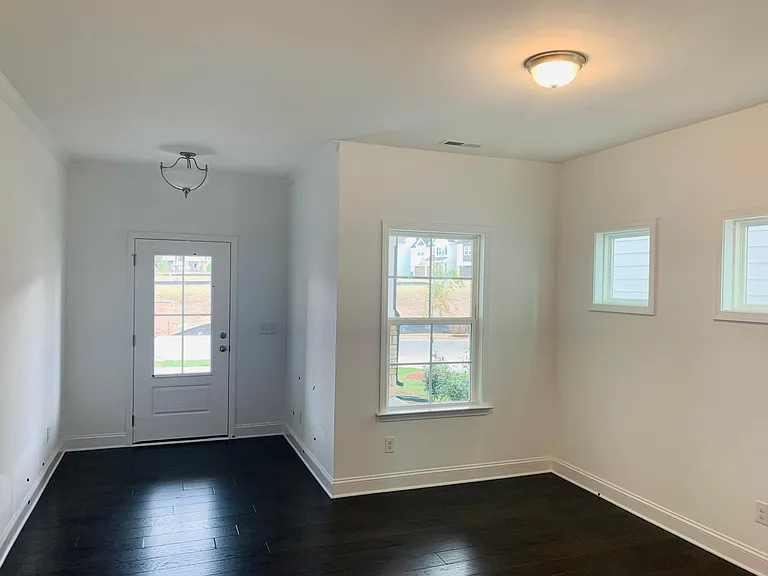 836 Napier Dr — Photo 2