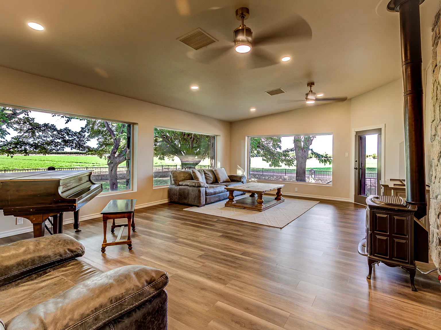 5 bed, 4687 sqft, $4,395 — Photo 4