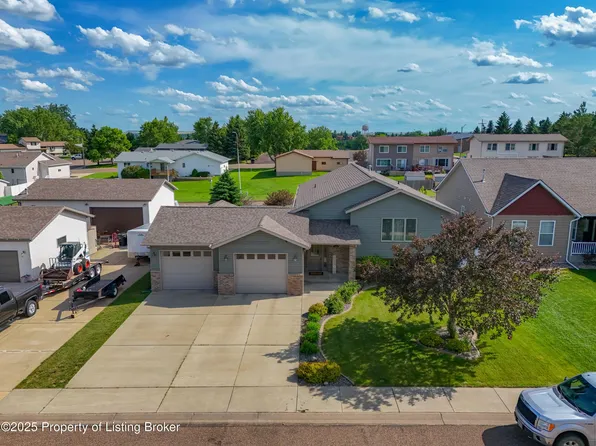 662 13th St E, Dickinson, ND 58601