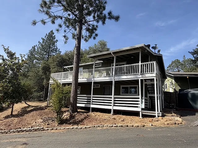 Spacious and beautiful 3 bdrm, 2 bth, 2 story home in Pine Grove — Photo 2