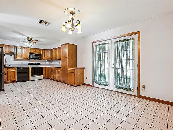 5th image of 124 Yvonne Dr