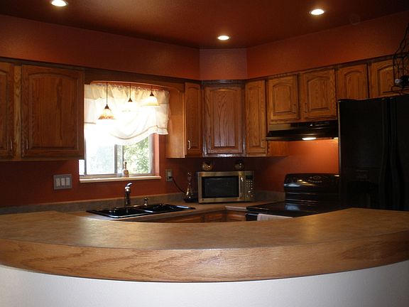 updated kitchen w/new appliances and oak cabinets, tile floor
