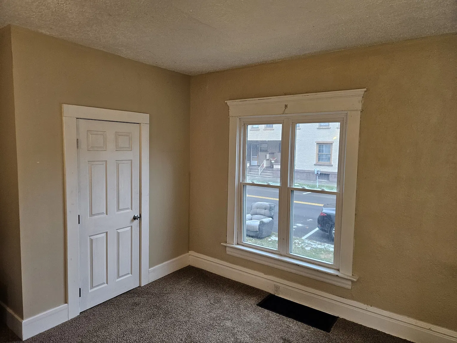 3 bed, 800 sqft, $925 — Photo 2