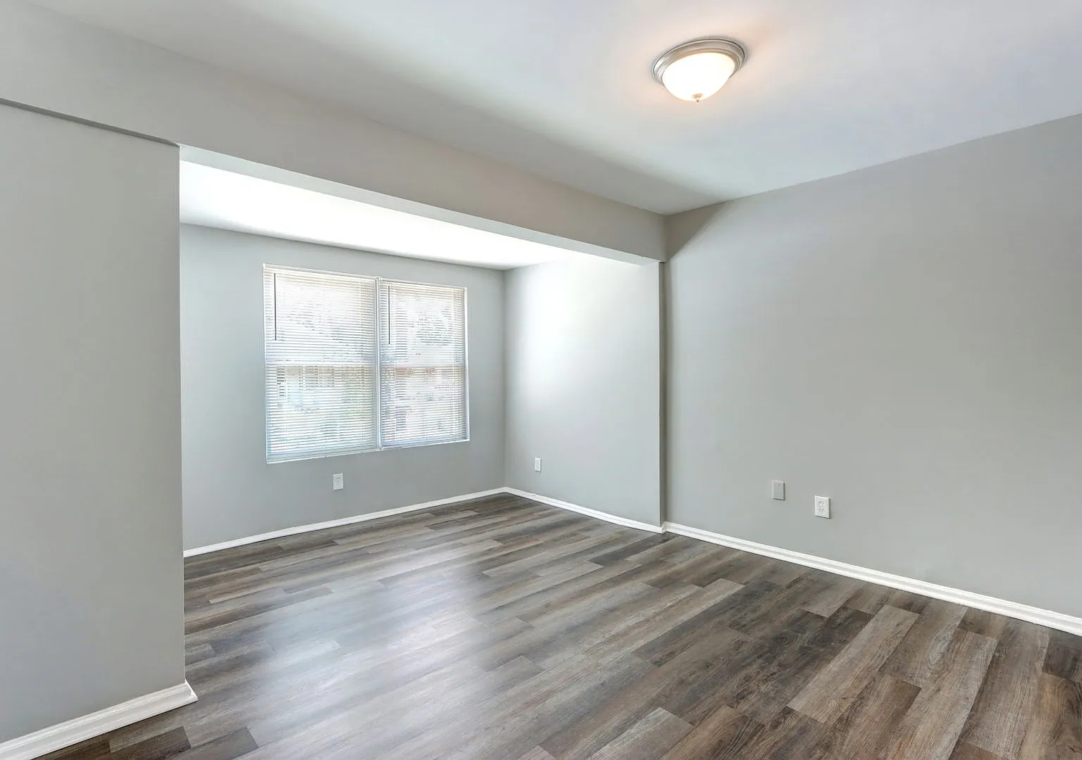 917 West Victory Drive — Photo 3