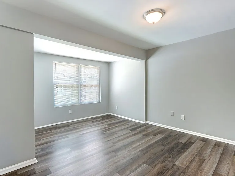 917 West Victory Drive — Photo 3