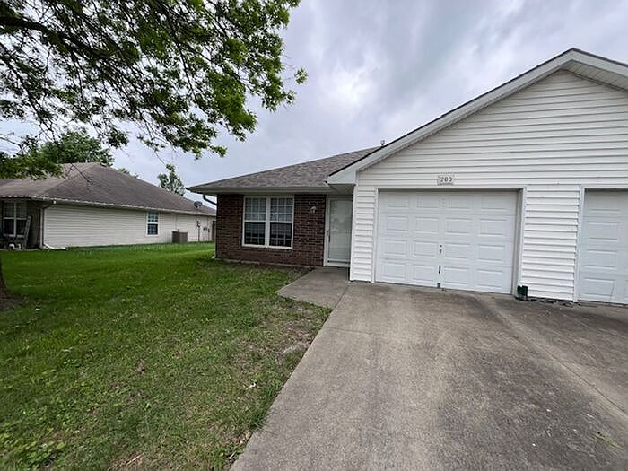 1st image of 200 NW Parker Dr
