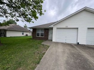 200 NW Parker Dr, Grain Valley, MO 64029