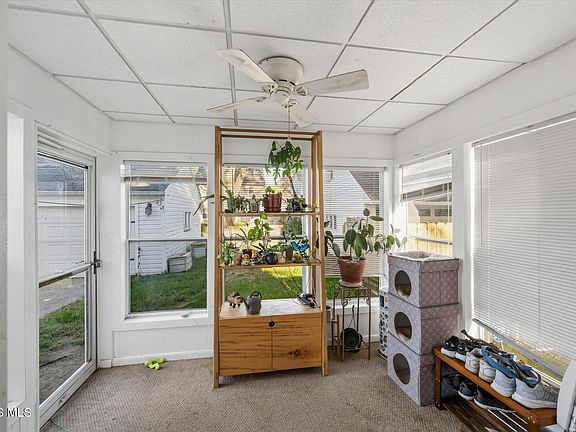 5th image of 3840 Elmhurst Rd