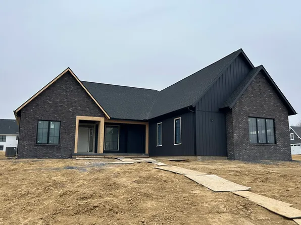 4790 Woodland Dr, Bettendorf, IA 52722