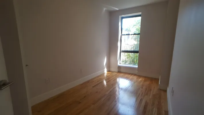 Rented by Evergreen Apartments BK | media 12