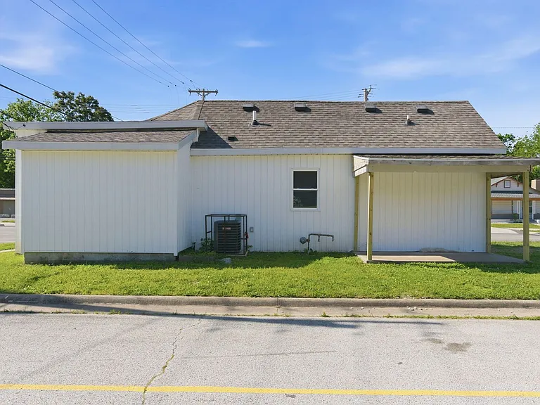 1339 E Division St — Photo 24