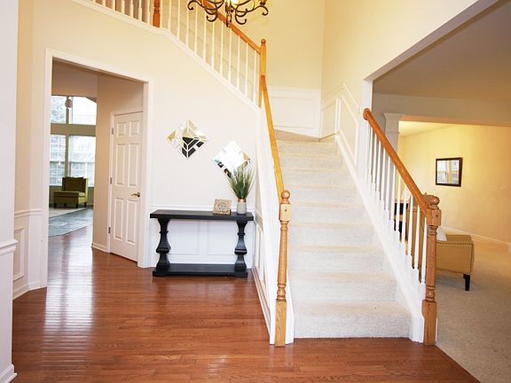 3rd image of 4015 Stratford Ln
