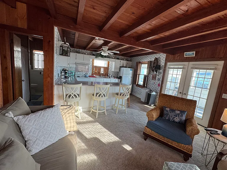 3624 W Beach Dr — Photo 4