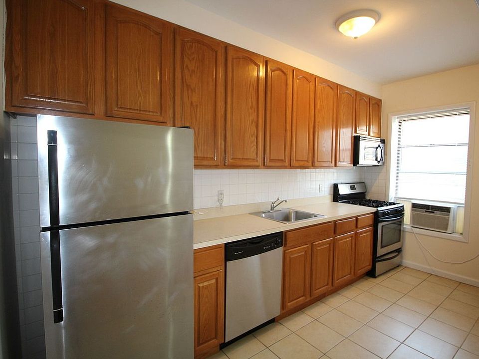 1st image of 224 Carroll St APT 3