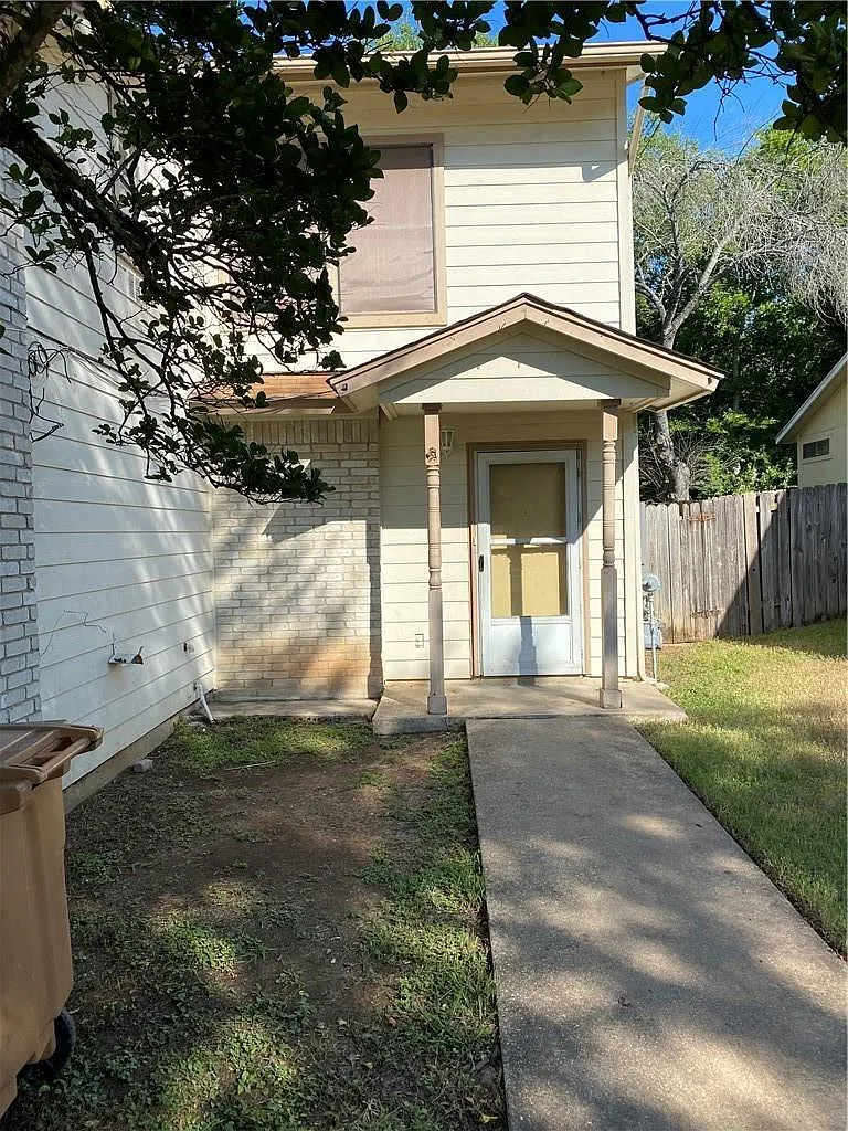 2 bed, 2.5 bath, 2512 sqft, $1,595 — Photo 2