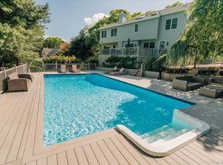 20 Stuart Ct, Hampton Bays, NY 11946