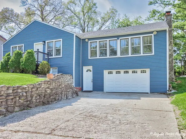 407 Ivy Rd, Island Lake, IL 60042