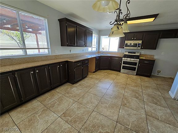 3rd image of 865 Gleamstar Ave