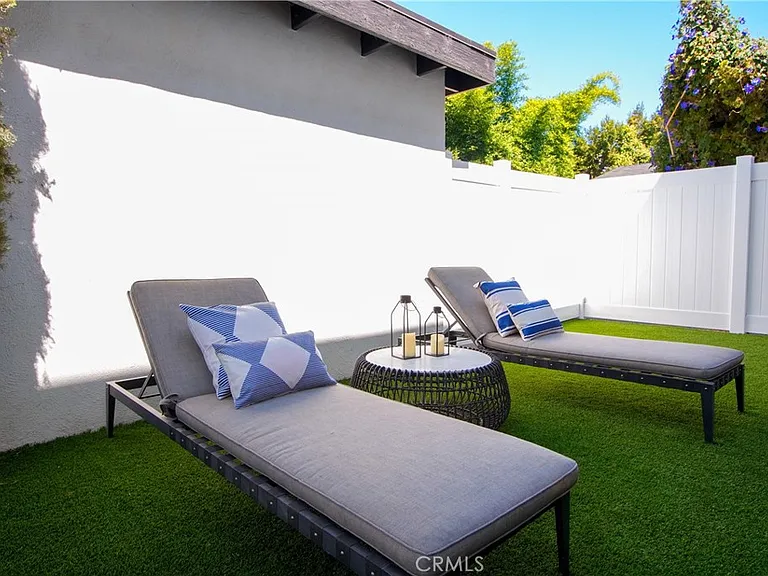 15803 Vose St — Photo 22