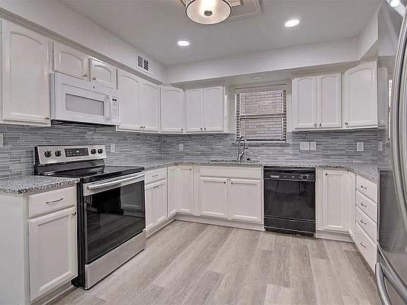 5th image of 3121 Willowbrook Ct