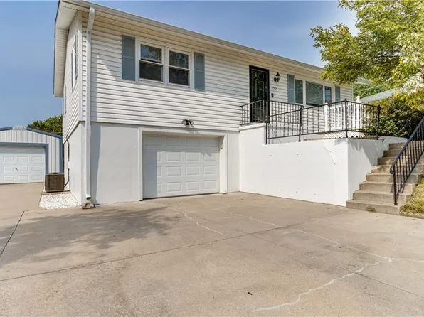 1504 Safari Dr, Saint Joseph, MO 64506