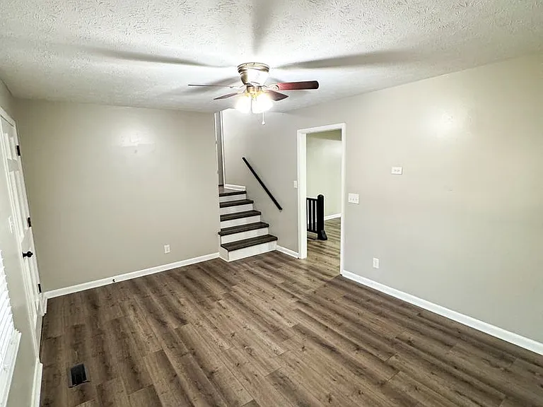 926 Carson Ln SW — Photo 2