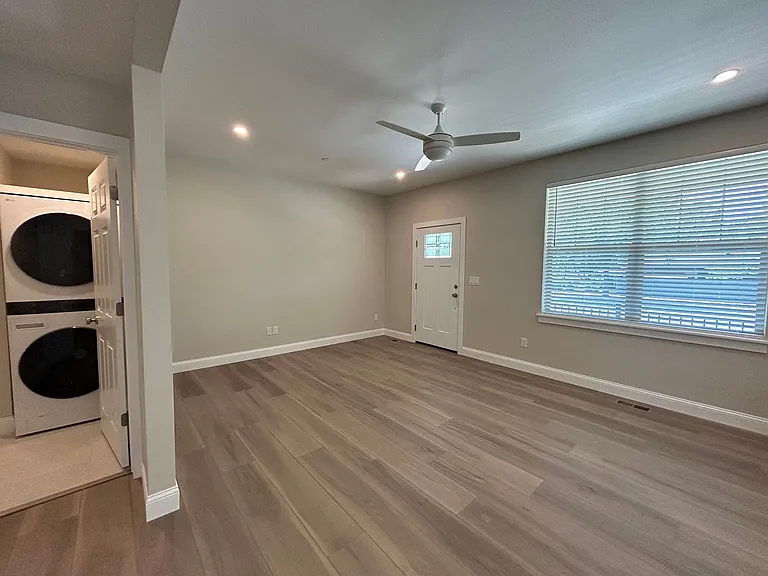 536 E Mulberry St — Photo 33
