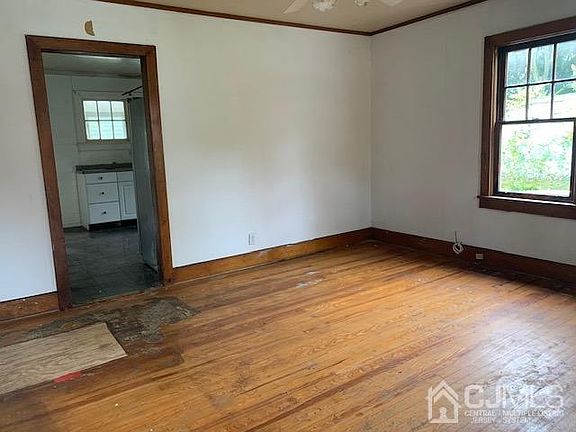 5th image of 121 Keswick Ave