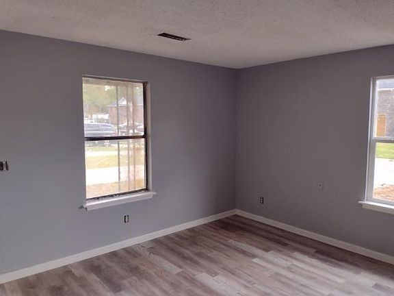 3rd image of 124 Langley Dr APT A