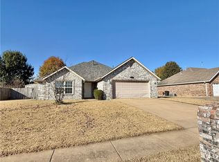 818 Grant Ave, Prairie Grove, AR 72753