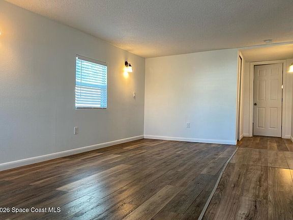 3rd image of 2528 Chatham Way NE
