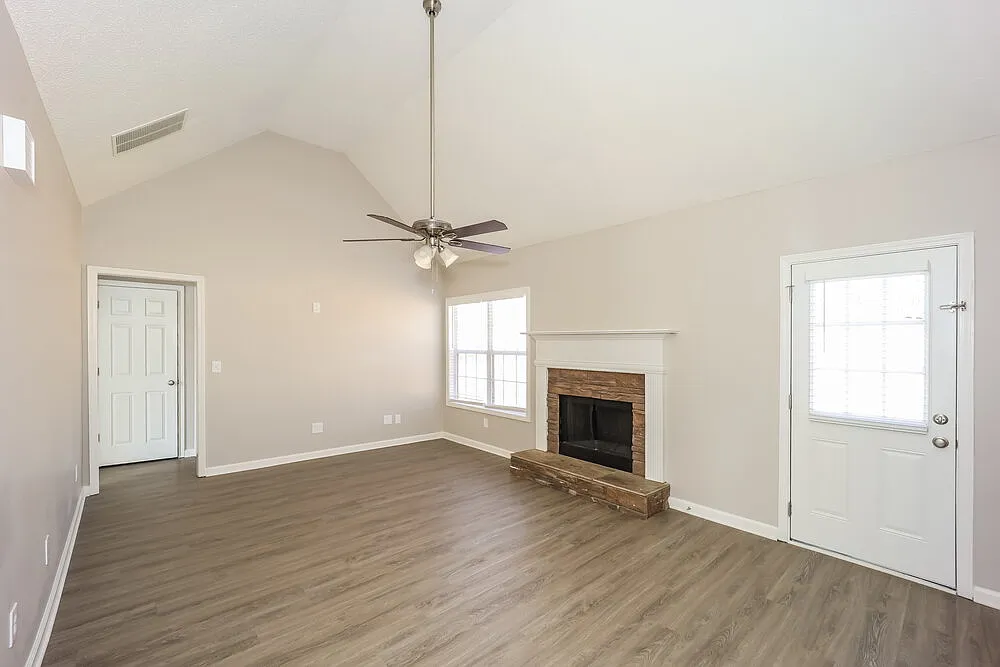 3 bed, 2.0 bath, 1307 sqft, $2,025 — Photo 3