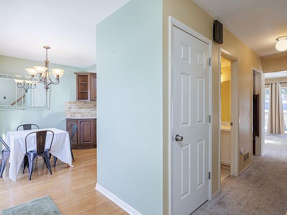 3rd image of 1472 Oakbrook Dr E