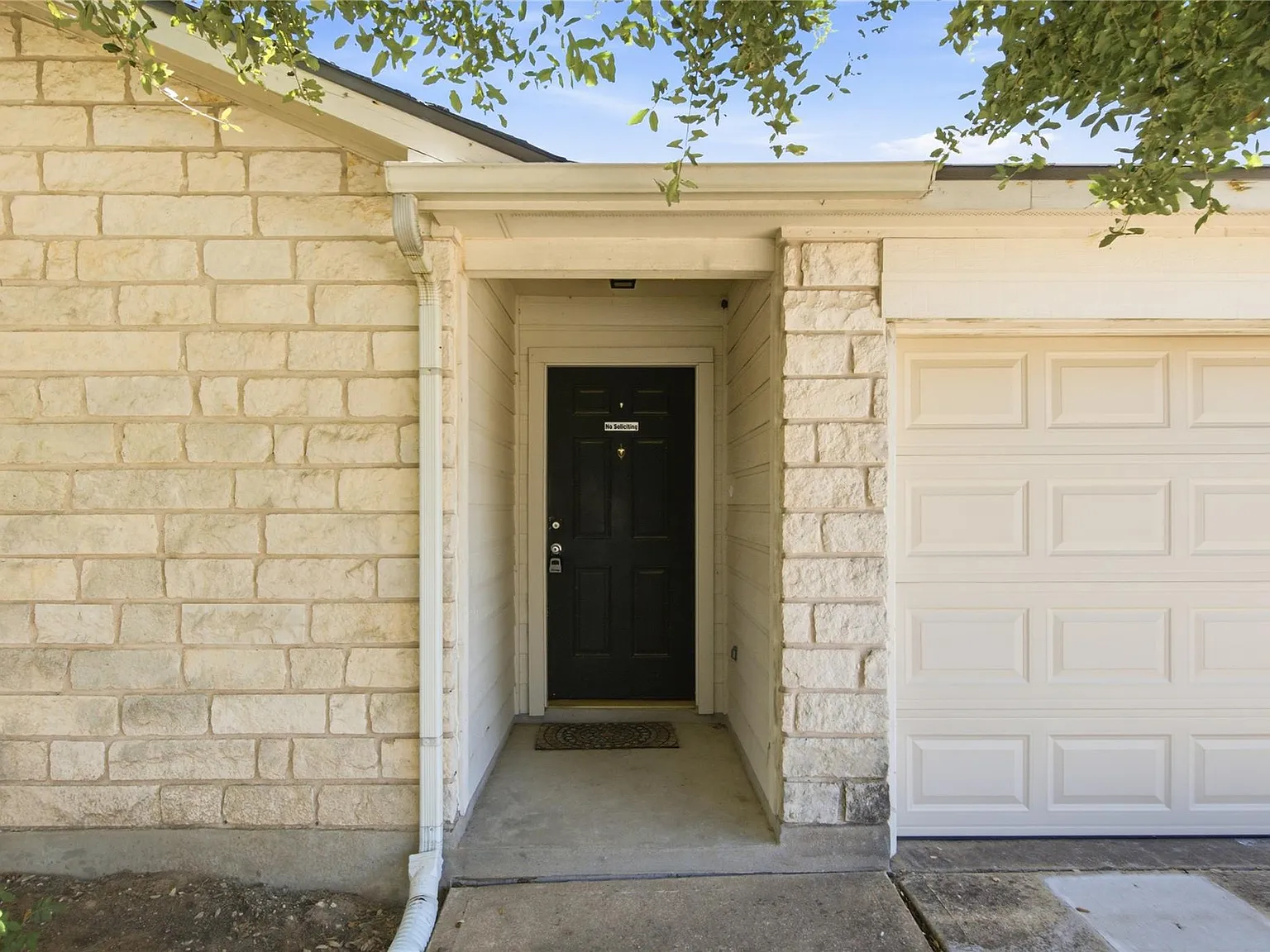 3 bed, 2.0 bath, 1214 sqft, $1,900 — Photo 2