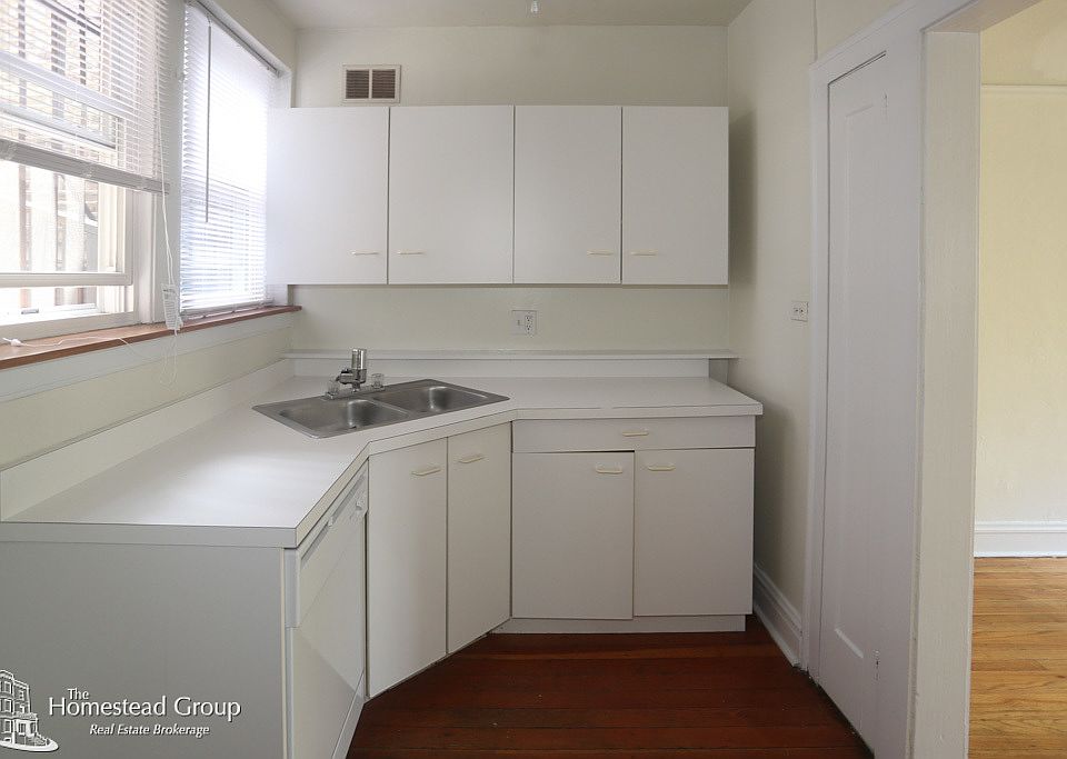 1st image of 3643 N Greenview Ave APT 1A