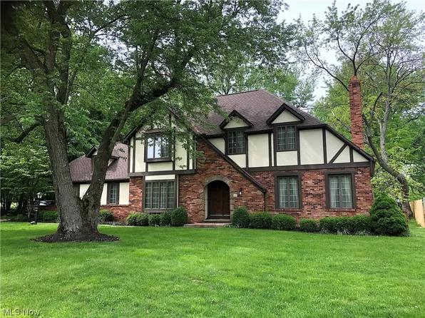 305 Simich Dr, Seven Hills, OH 44131