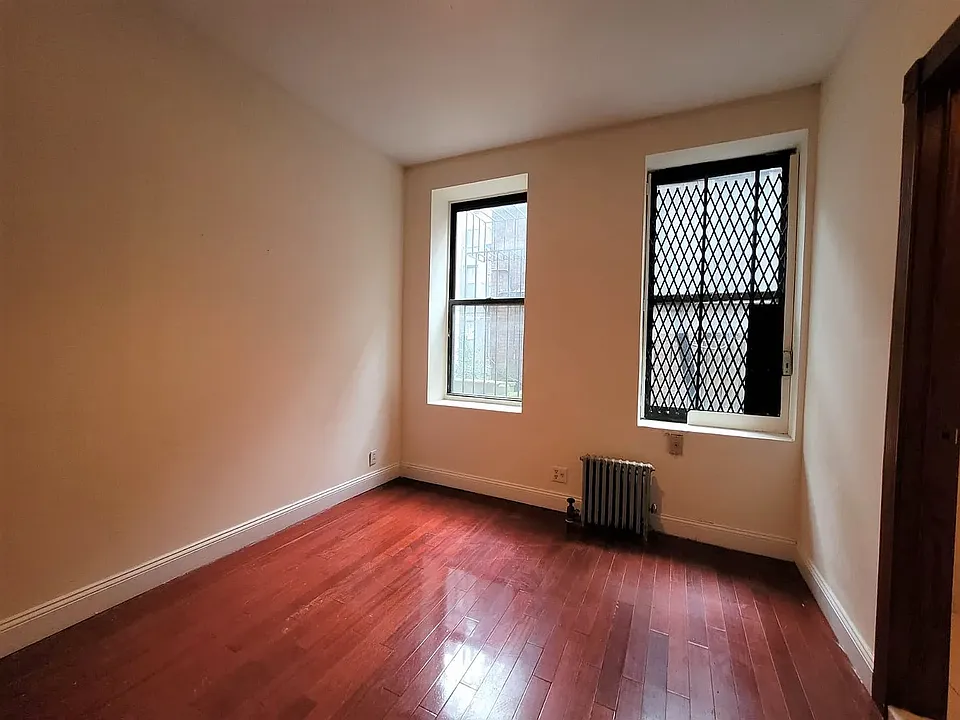 256 E 10th St #1I