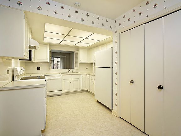 5th image of 3 The Court Of Harborside APT 106