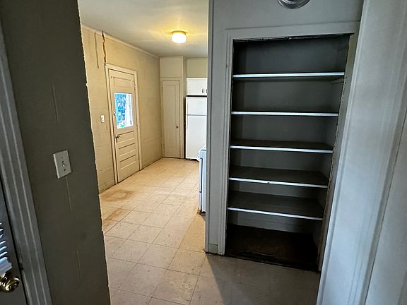 4th image of 2404 Oak Dr