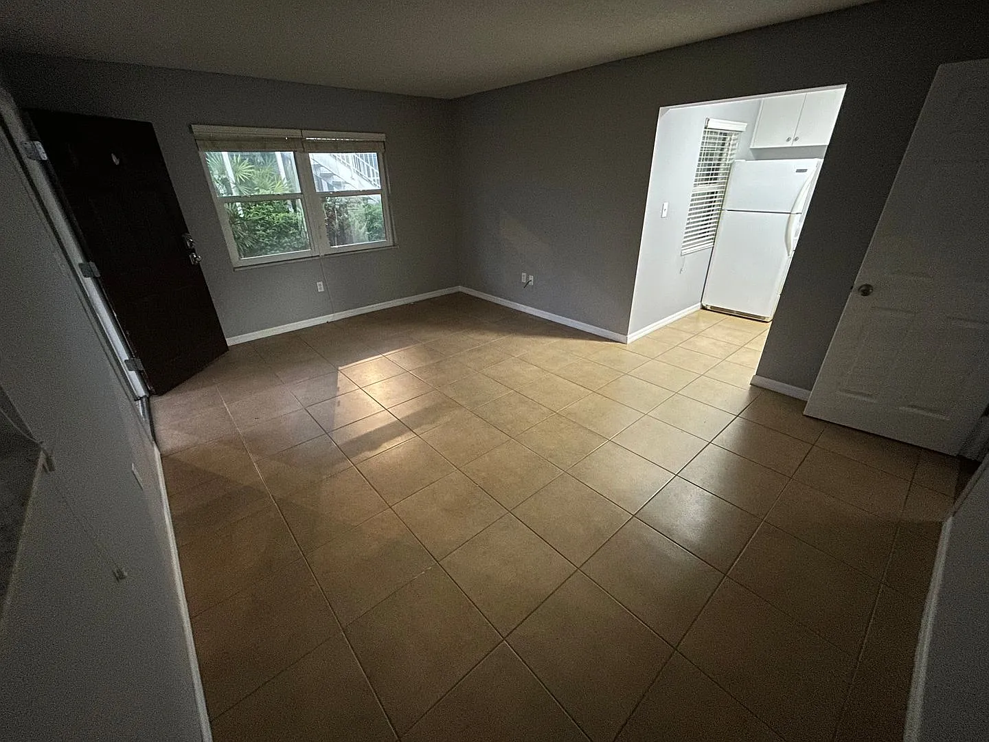 Amazing upstairs unit available, centrally located in Sarasota's best area. — Photo 2