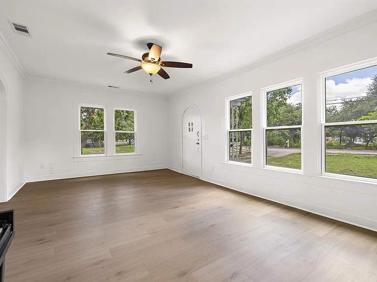 1301 Sloan St — Photo 2