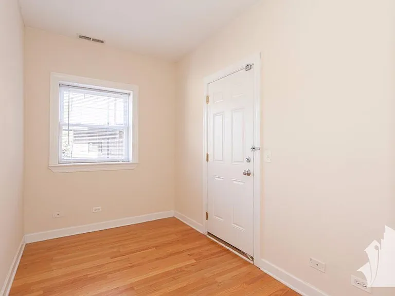 3240 N Clifton Ave — Photo 2