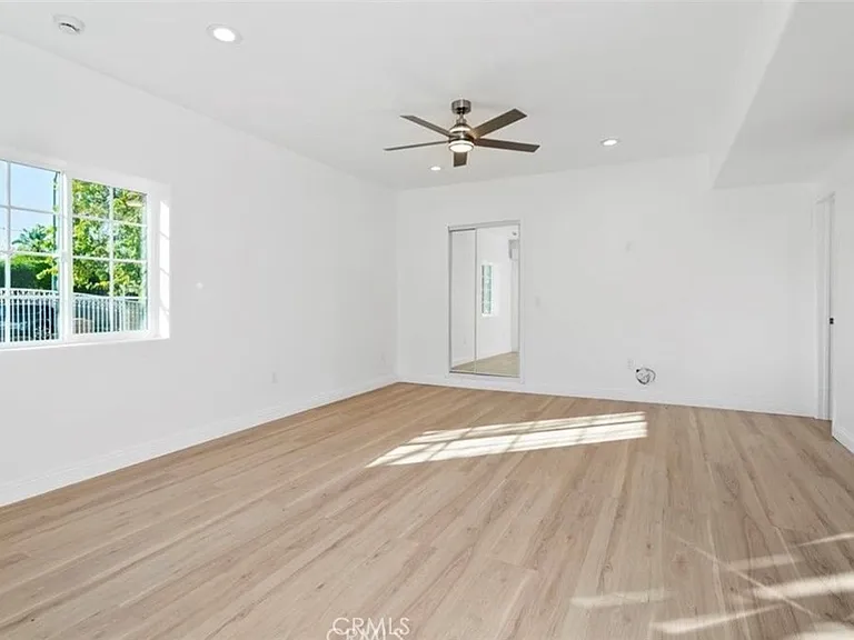 8438 Gloria Ave — Photo 5
