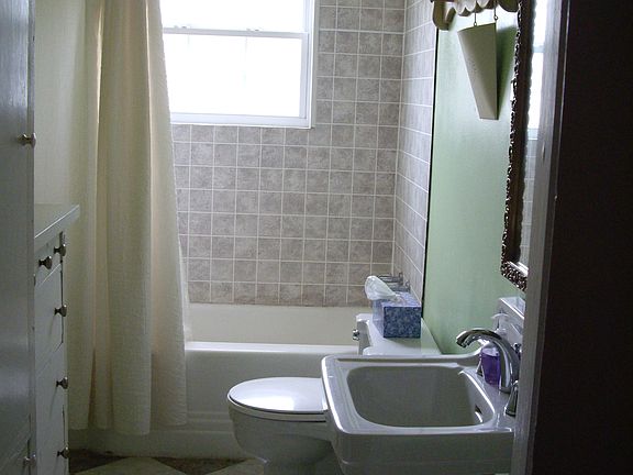 4th image of 555 E North 16th St