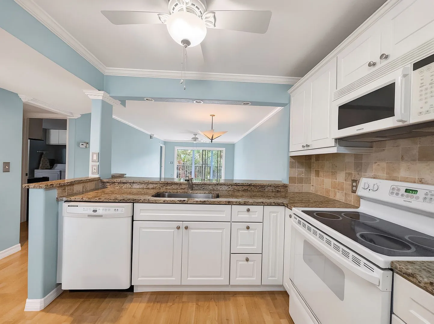 Stunning Sandpiper Bay 2 bed/2 bath end unit condo — Photo 3