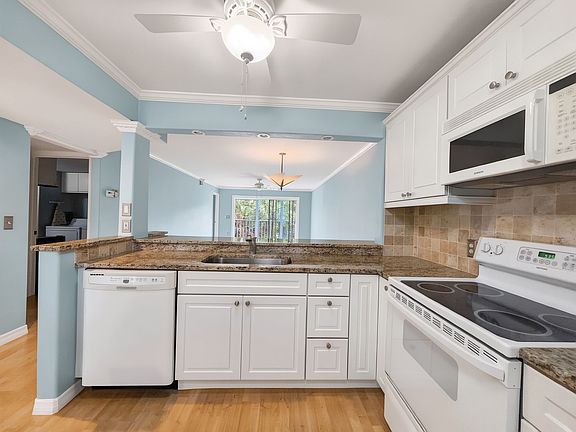 3rd image of 3041 Sandpiper Bay Cir APT H201