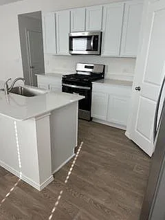 3 bed, 2.0 bath, 1276 sqft, $2,100 — Photo 2