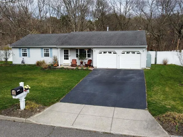 35 Roosevelt Avenue, Selden, NY 11784