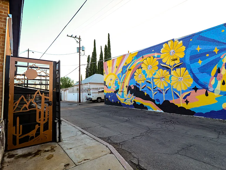 430 E 6th St #4 — Photo 4